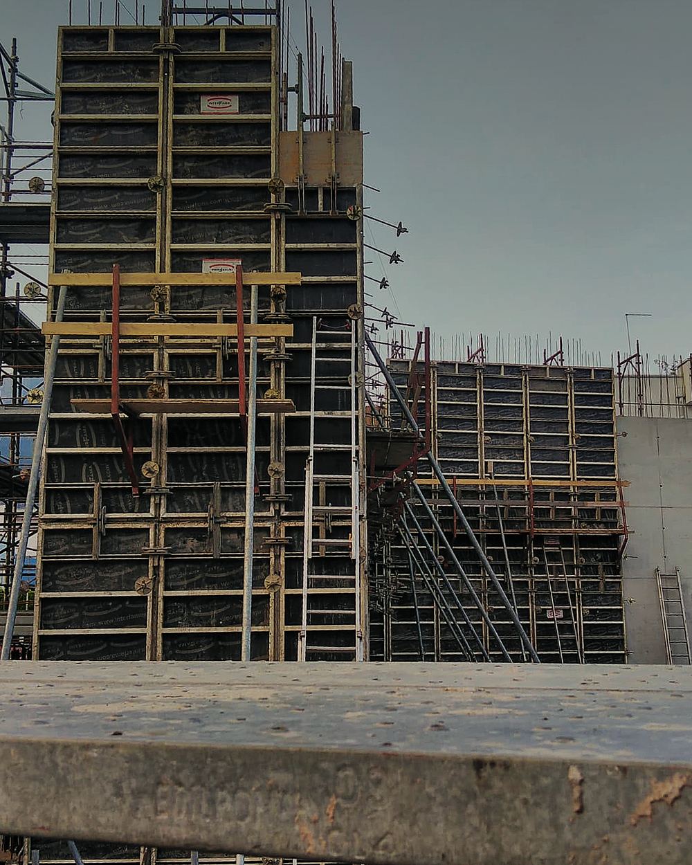 Cantiere Gino Bau a Merano: casseforme e ponteggi