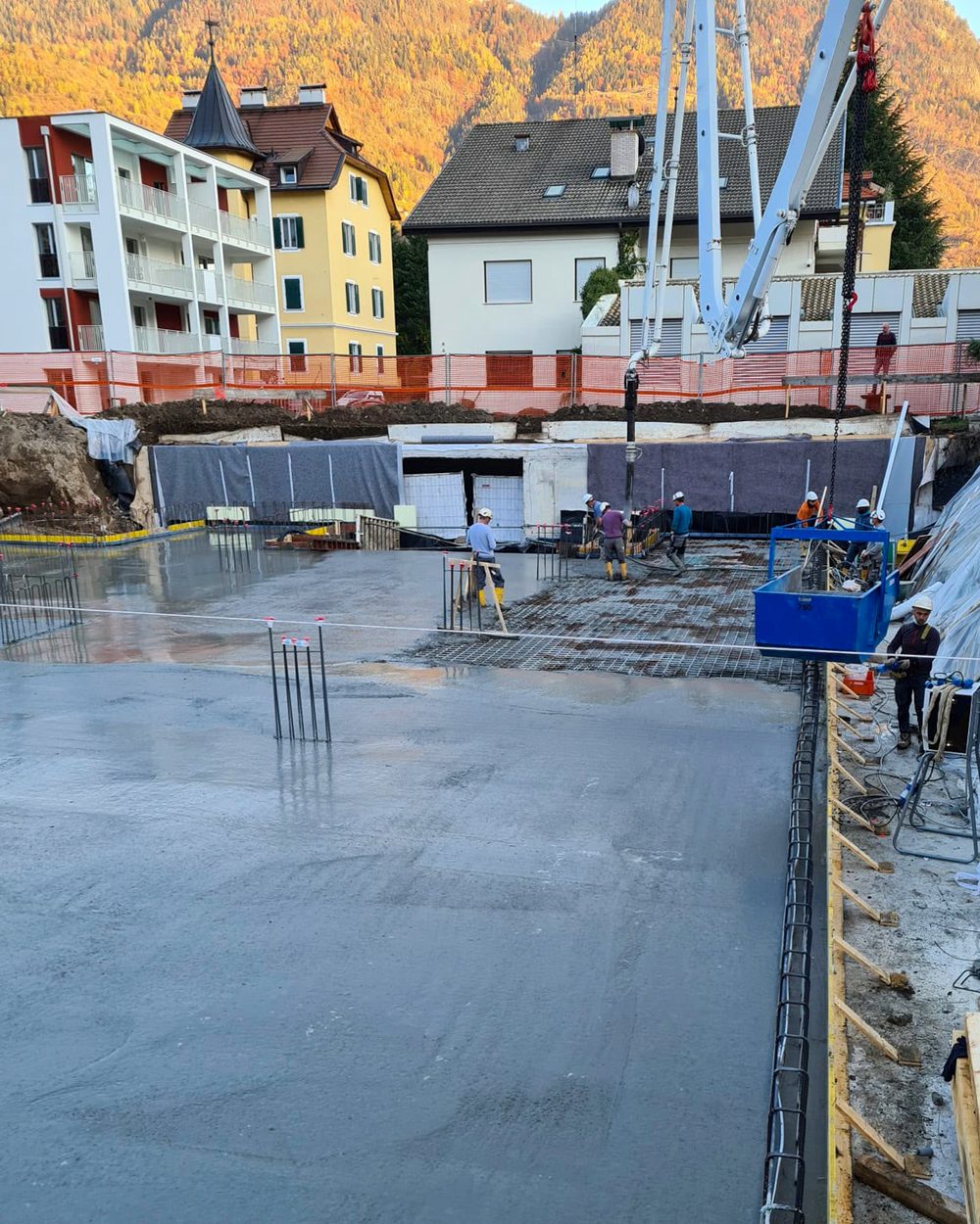 Betonieren der Stahlbetonfundamente auf einer Baustelle von Gino Bau