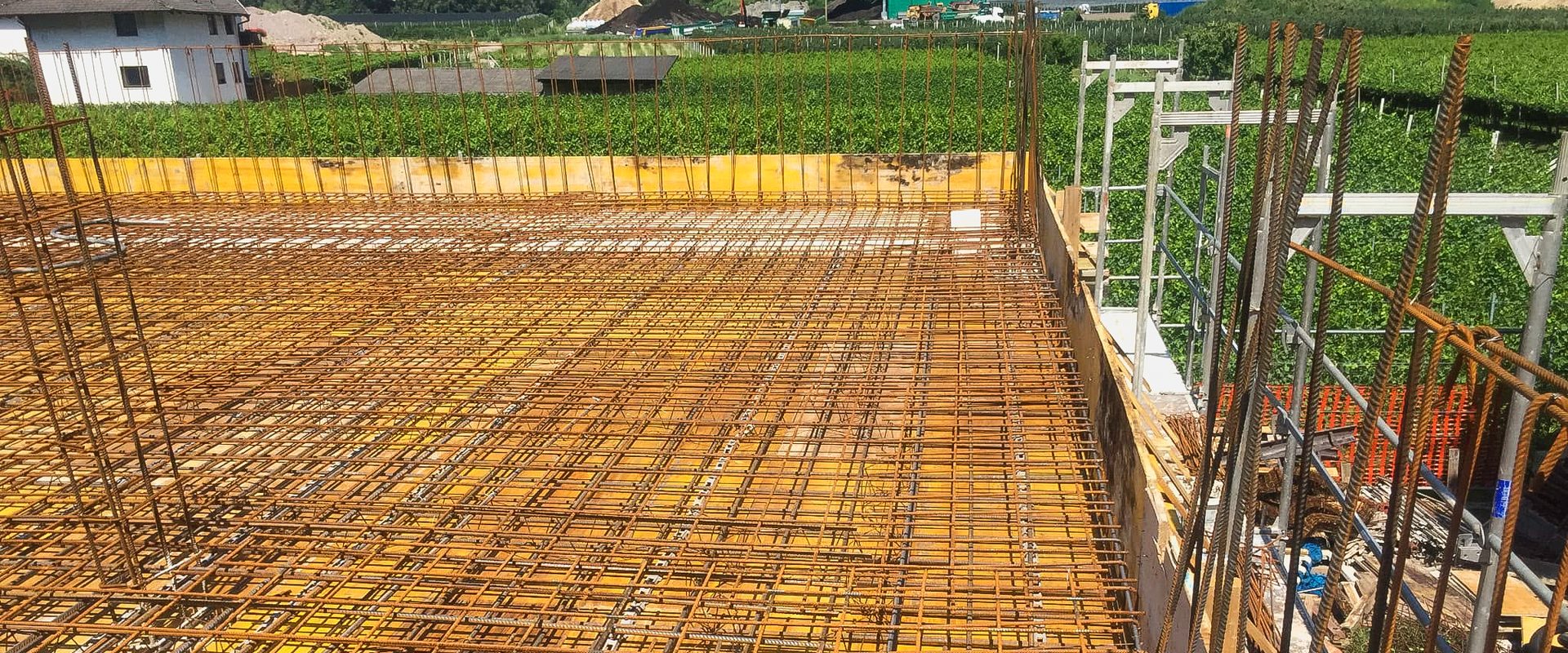 Bewehrung einer Stahlbetondecke für einen Anbau, Baustelle von Gino Bau