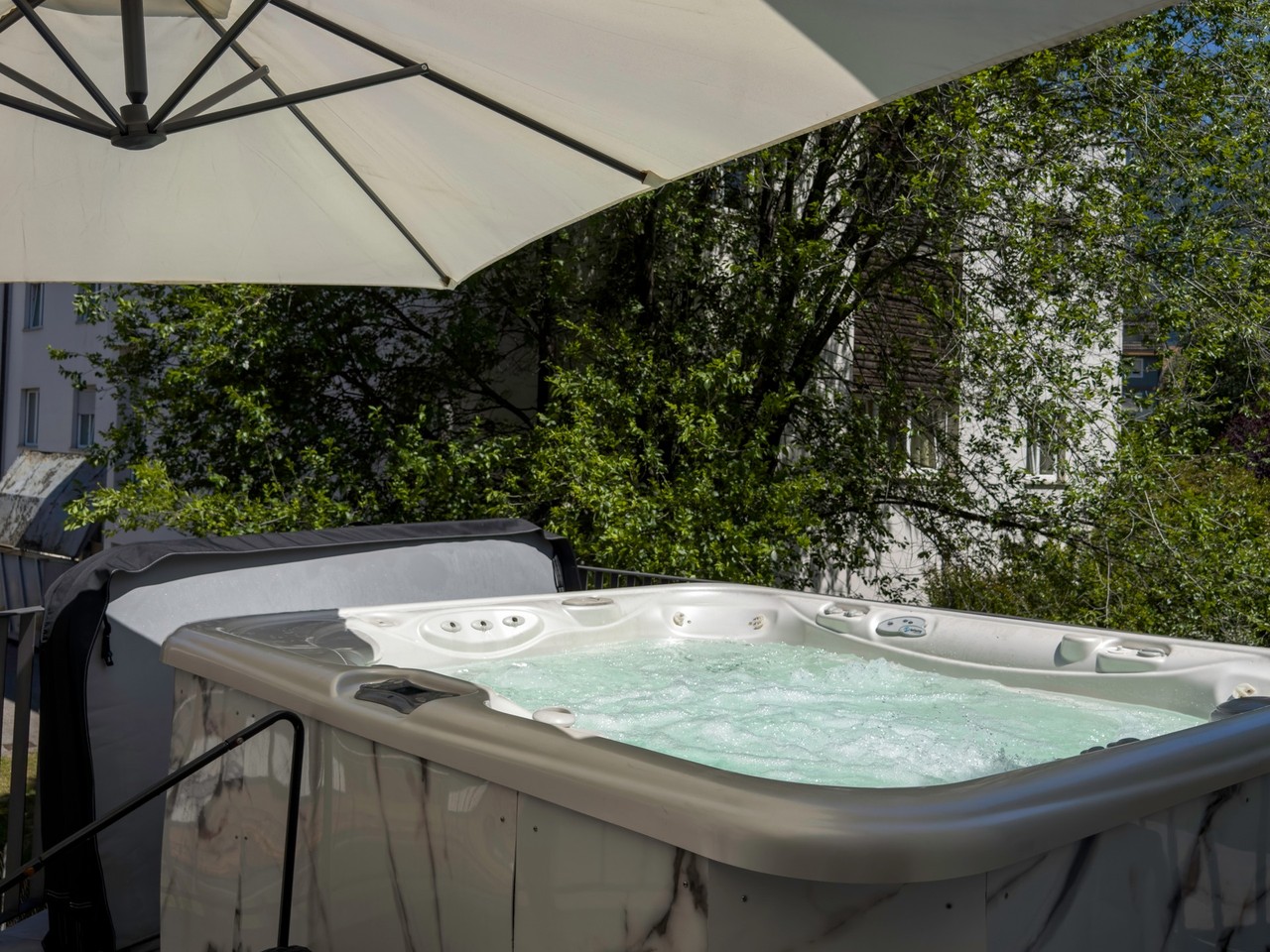 Terrazza con idromassaggio dell'Appartamento 4, Villa Hajdi a Merano - Gino Bau